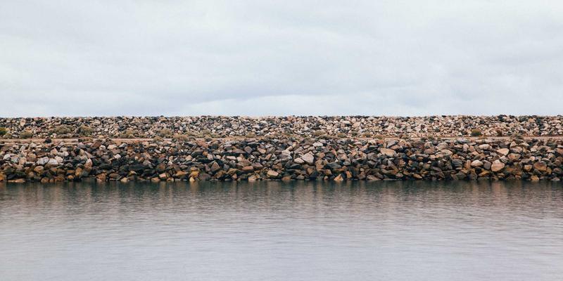 防裂贴施工成败关键：深度解析基面处理的核心步骤与常见失败案例